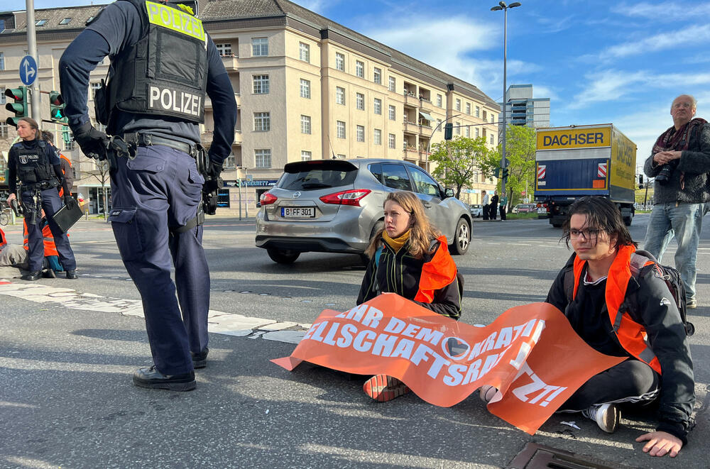 <p>Pored blokada puteva aktivisti su izjavili da će organizovati i usporene šetnje kroz grad</p>