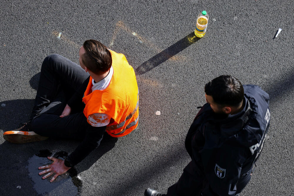 <p>Pored blokada puteva aktivisti su izjavili da će organizovati i usporene šetnje kroz grad</p>
