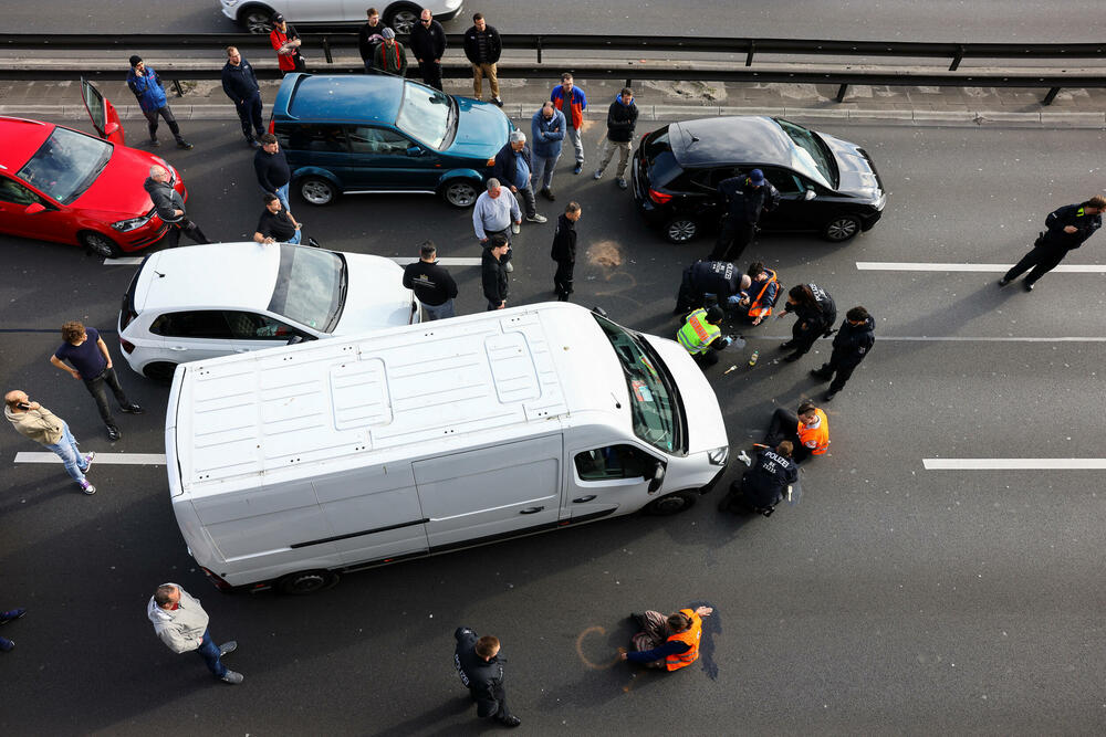 <p>Pored blokada puteva aktivisti su izjavili da će organizovati i usporene šetnje kroz grad</p>