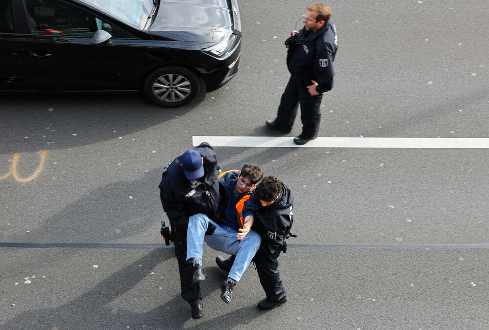 <p>Pored blokada puteva aktivisti su izjavili da će organizovati i usporene šetnje kroz grad</p>