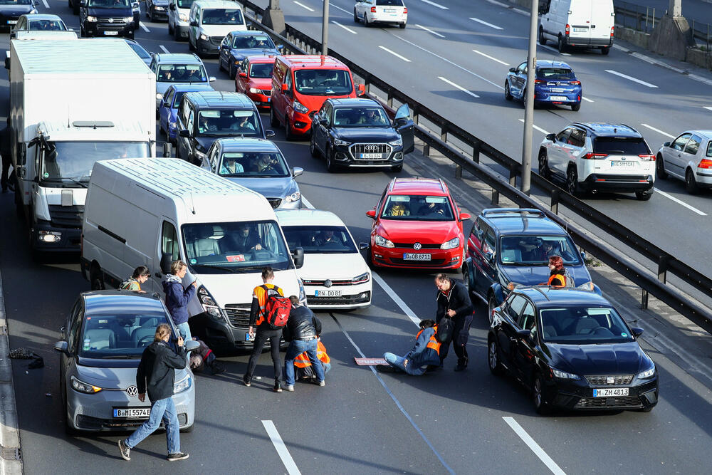 <p>Pored blokada puteva aktivisti su izjavili da će organizovati i usporene šetnje kroz grad</p>