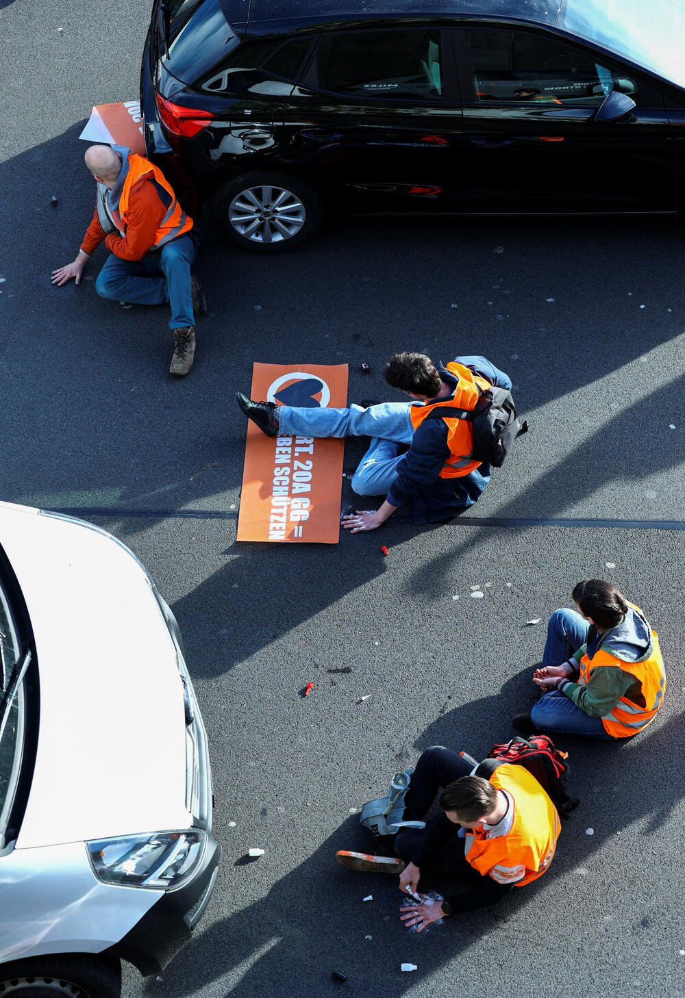 <p>Pored blokada puteva aktivisti su izjavili da će organizovati i usporene šetnje kroz grad</p>