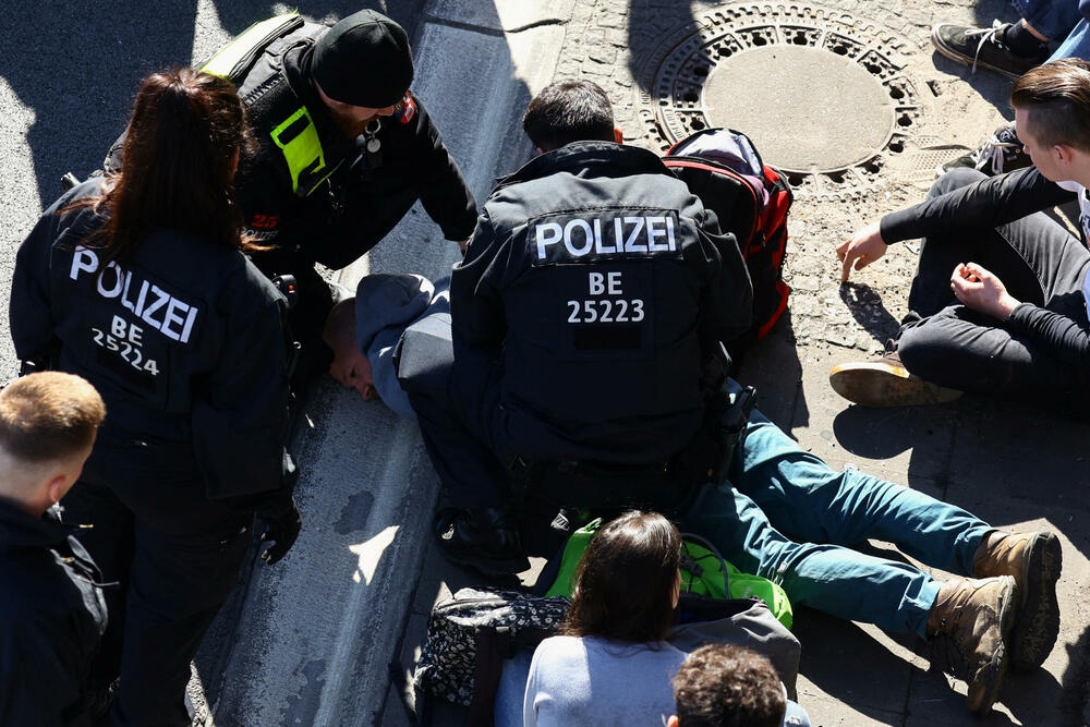 <p>Pored blokada puteva aktivisti su izjavili da će organizovati i usporene šetnje kroz grad</p>