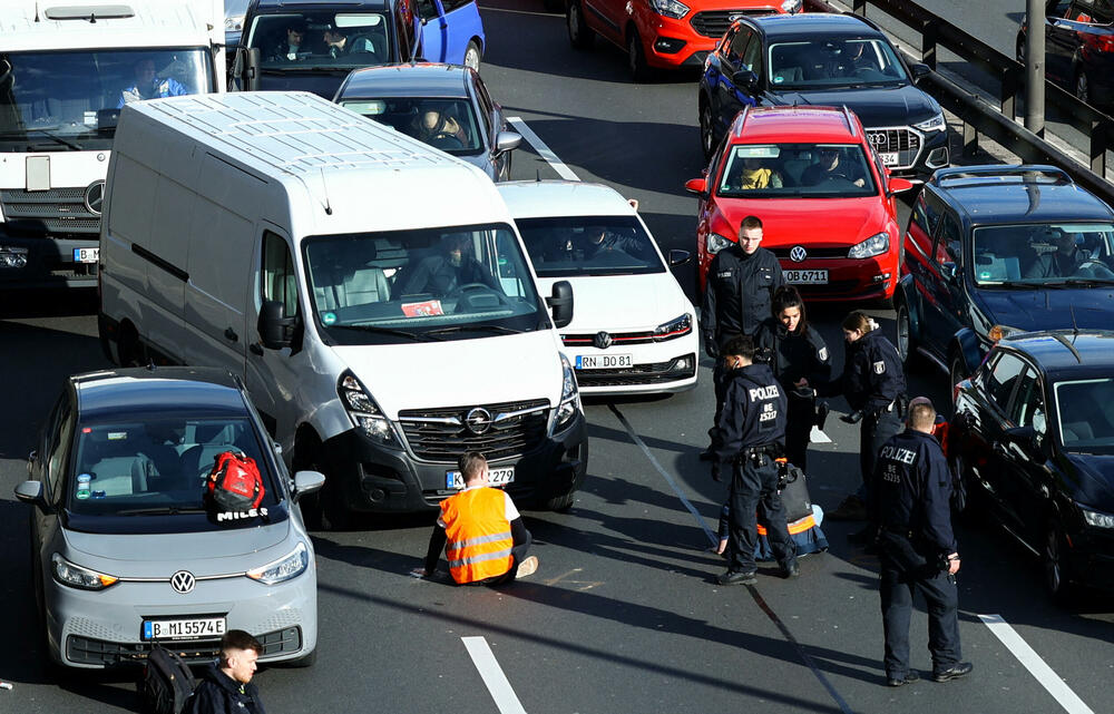 <p>Pored blokada puteva aktivisti su izjavili da će organizovati i usporene šetnje kroz grad</p>