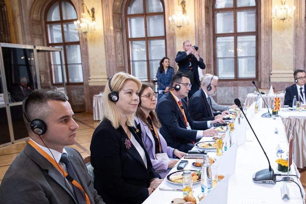 Sa radnog doručka, Foto: Tviter