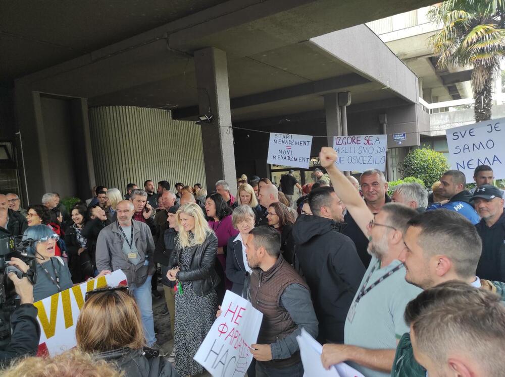 <p>"Naši predstavnici odazvaće se pozivu generalnog direktora radi hitnog i pozitivnog rješavanja pregovora", rekla je predsjednica Sindikata zaposlenih RTCG Jadranka Drobnjak.</p>
