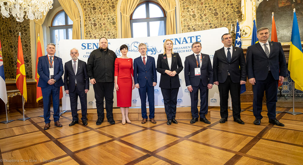 <p>Kako je saopšteno iz Skupštine, Đurović je u Pragu učestvovala na radnom doručku za predsjednike parlamenata zemalja kandidata za članstvo u EU, u okviru kojeg su razmijenjena iskustva o ulozi nacionalnih parlamenata na evropskom putu</p>