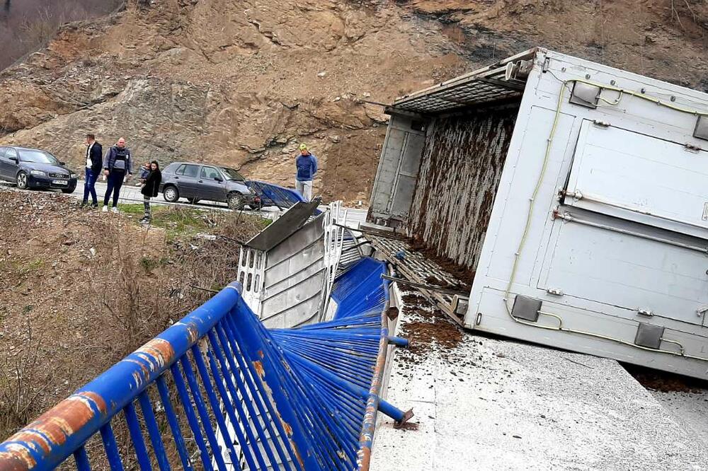 Prevrnuti kamion, Foto: Privatna arhiva