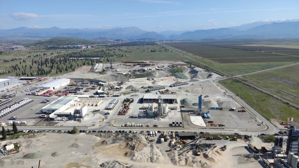 <p>Opština Zeta zahtijeva od državnih organa "da ne zatvaraju oči pred ovom pljačkom državnih resursa"</p>