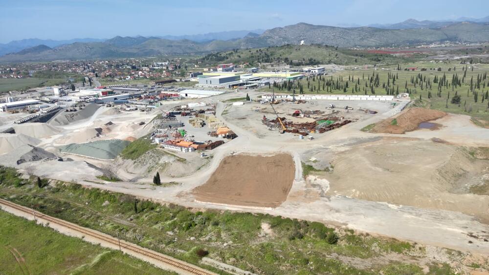 <p>Opština Zeta zahtijeva od državnih organa "da ne zatvaraju oči pred ovom pljačkom državnih resursa"</p>