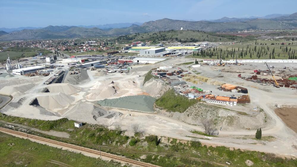 <p>Opština Zeta zahtijeva od državnih organa "da ne zatvaraju oči pred ovom pljačkom državnih resursa"</p>