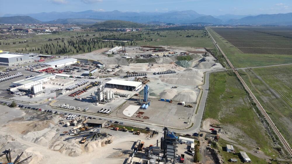 <p>Opština Zeta zahtijeva od državnih organa "da ne zatvaraju oči pred ovom pljačkom državnih resursa"</p>