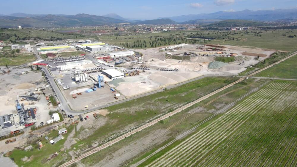 <p>Opština Zeta zahtijeva od državnih organa "da ne zatvaraju oči pred ovom pljačkom državnih resursa"</p>