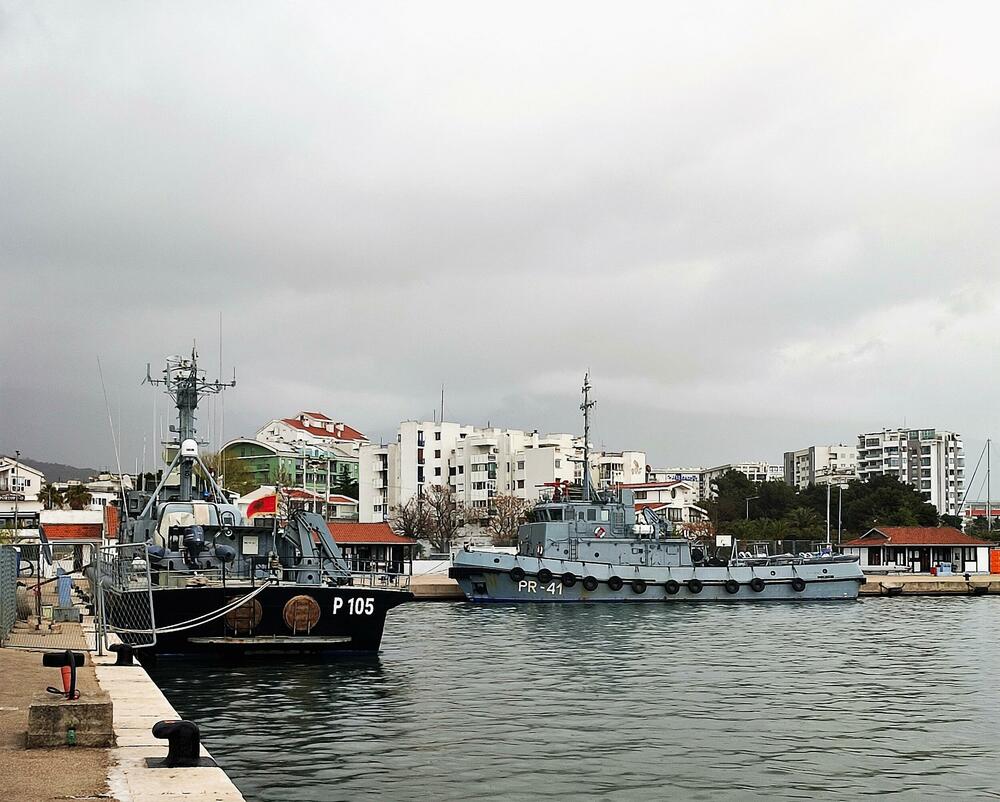 ”Durmitor” i “Orada” u vojnom dijelu barske luke