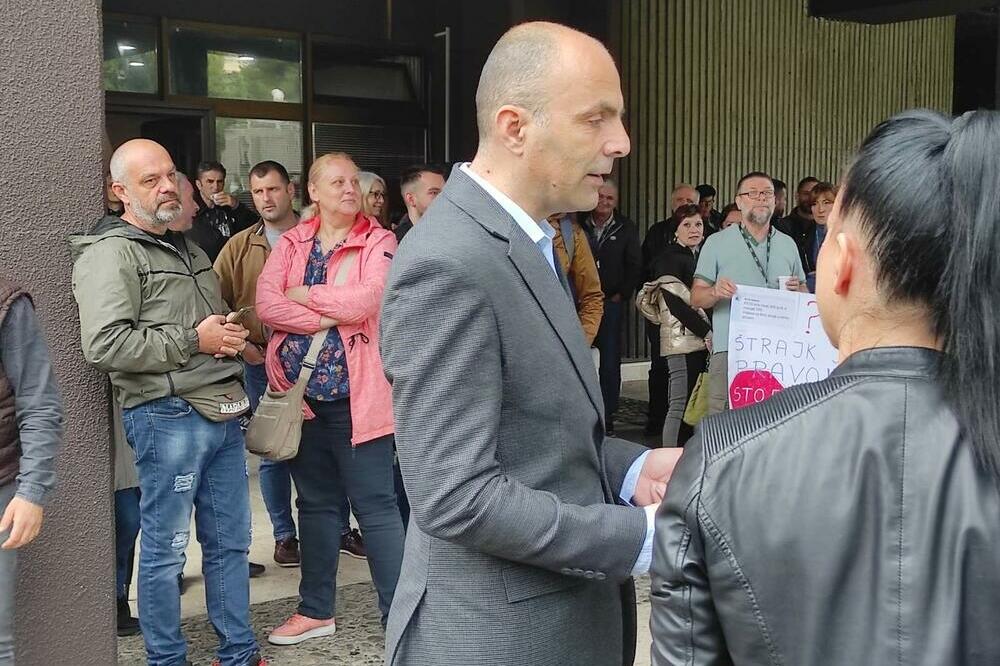 Protest ispred RTCG-a, Foto: Mirko Kotlaš