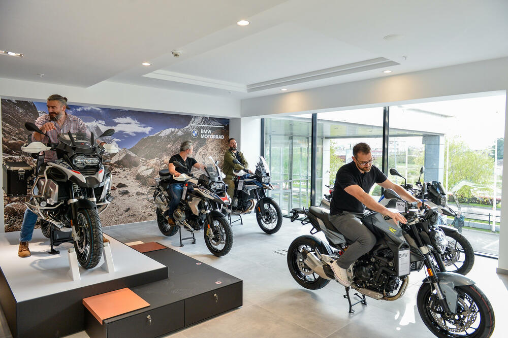 <p><em>Nakon dvanaest godina od otvaranja BMW i Mini prodajno – servisnog centra, danas je u Podgorici otvaren BMW Motorrad salon.</em></p>