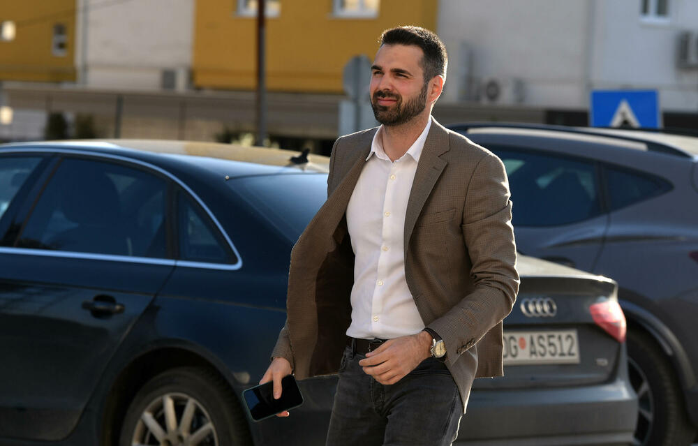 <p>Sjednici prisustvuje lider PES-a Milojko Spajić, ali ne i njegov zamjenik i novoizabrani predsjednik Crne Gore Jakov Milatović</p>