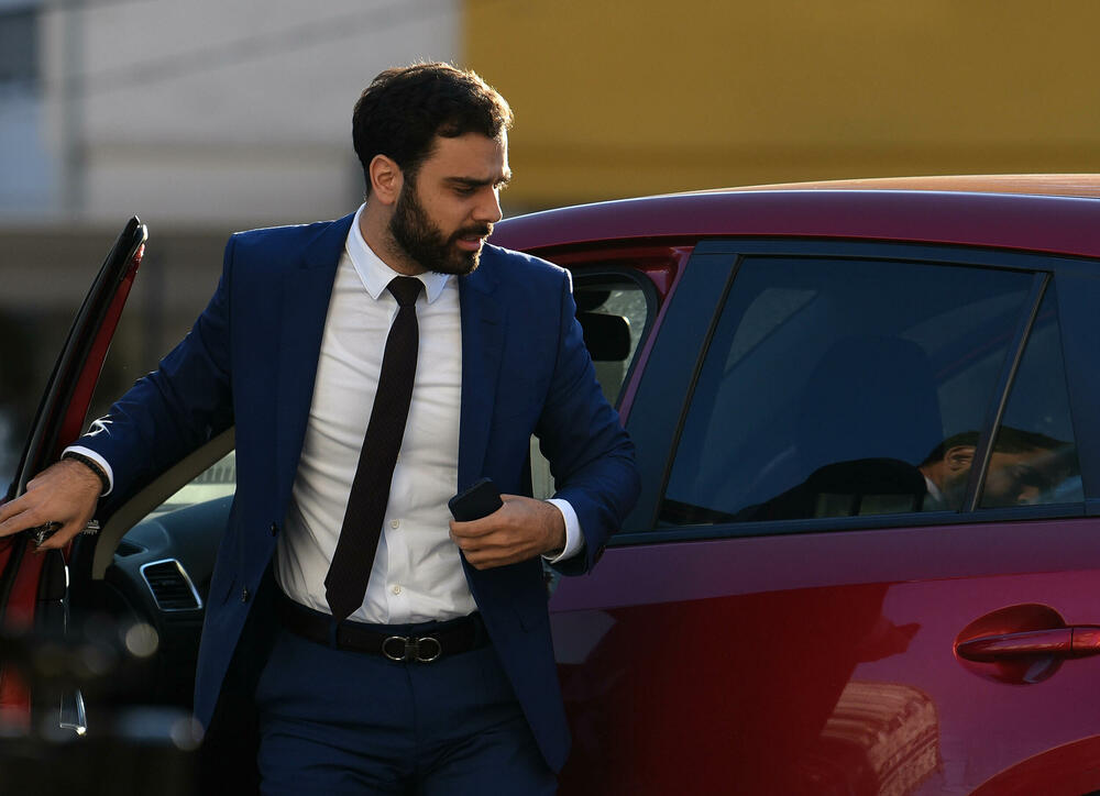 <p>Sjednici prisustvuje lider PES-a Milojko Spajić, ali ne i njegov zamjenik i novoizabrani predsjednik Crne Gore Jakov Milatović</p>