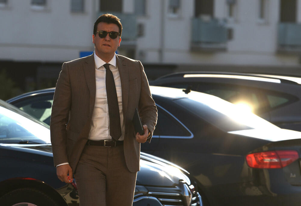 <p>Sjednici prisustvuje lider PES-a Milojko Spajić, ali ne i njegov zamjenik i novoizabrani predsjednik Crne Gore Jakov Milatović</p>