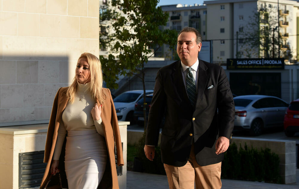 <p>Sjednici prisustvuje lider PES-a Milojko Spajić, ali ne i njegov zamjenik i novoizabrani predsjednik Crne Gore Jakov Milatović</p>