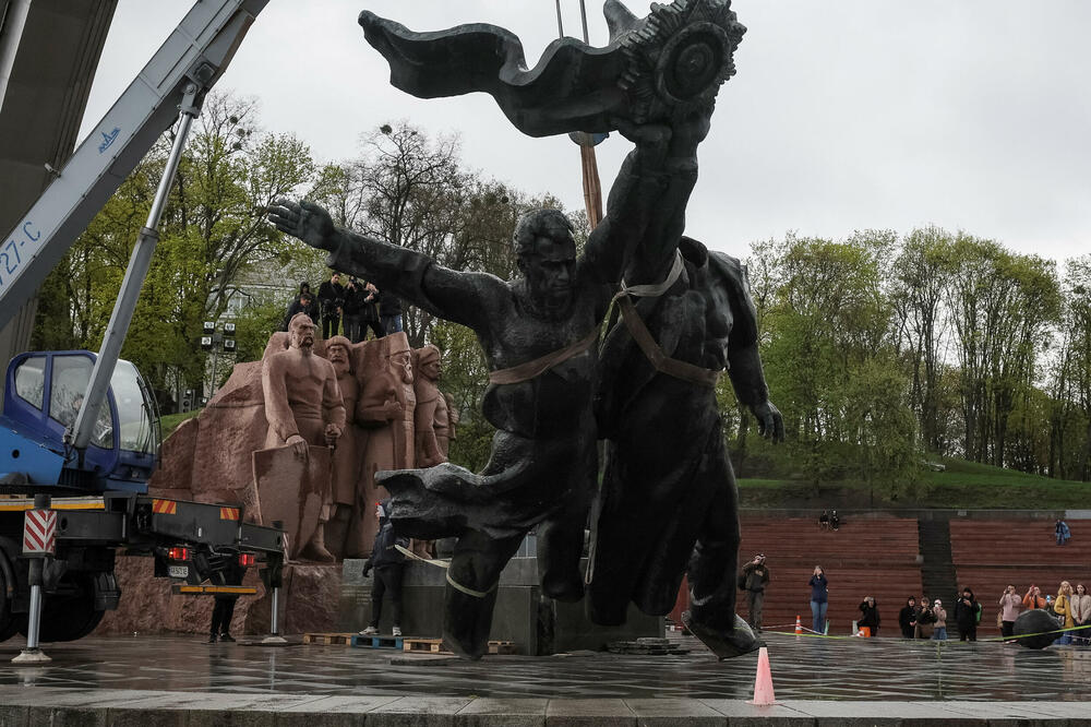 Rušenje sovjetskog spomenika prijateljstva između naroda Ukrajine i Rusije u centru Kijeva, Foto: Rojters