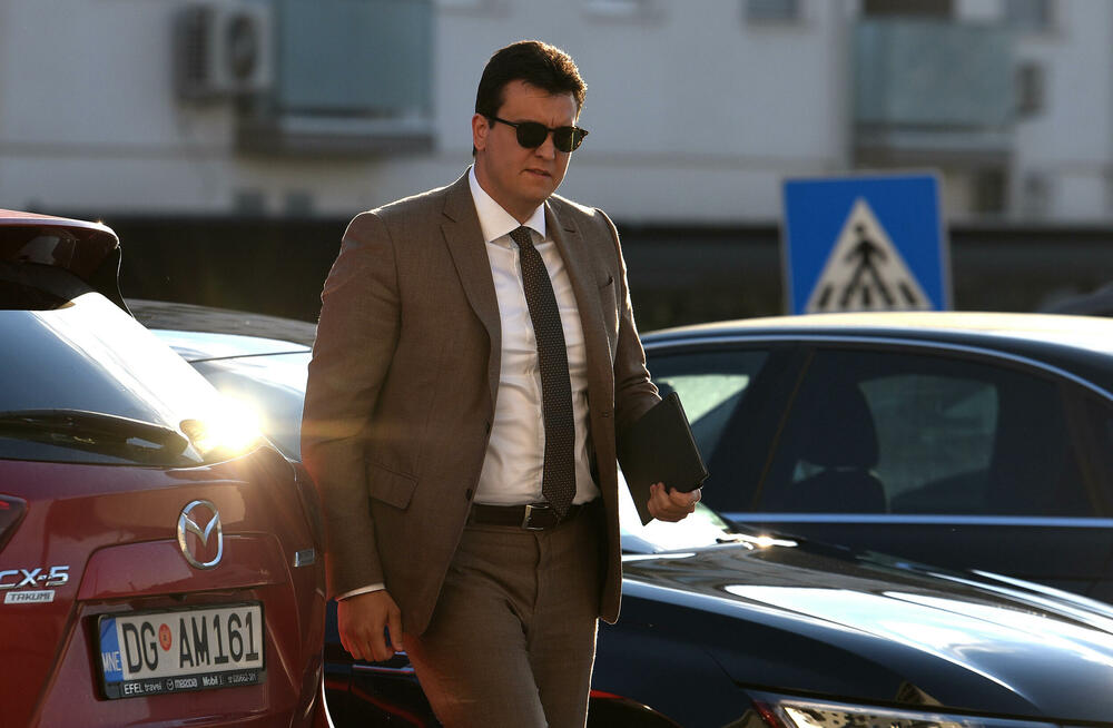 <p>GO PES-a sinoć odlučio da ta partija na izbore ide s građanskim i lokalnim listama, i da njen predsjednik Spajić bude nosilac izborne liste... Predsjedništvo zaključilo da je jedinstvo partije glavni cilj</p>