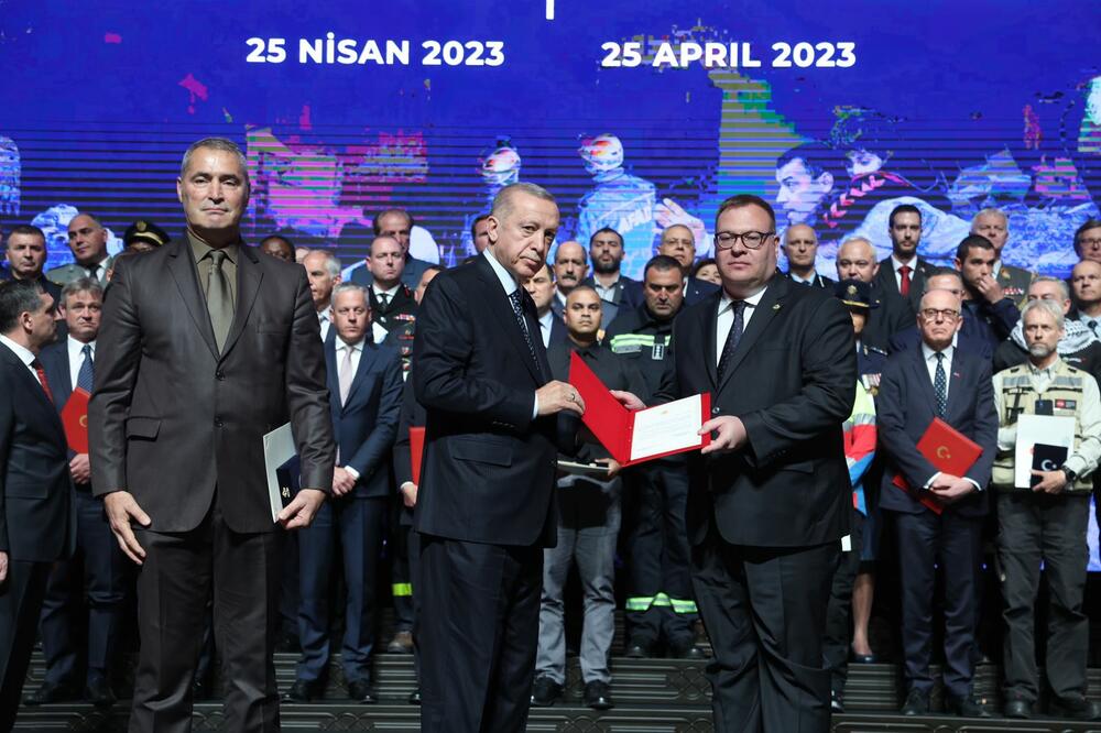 Kastratović prima zahvalnicu