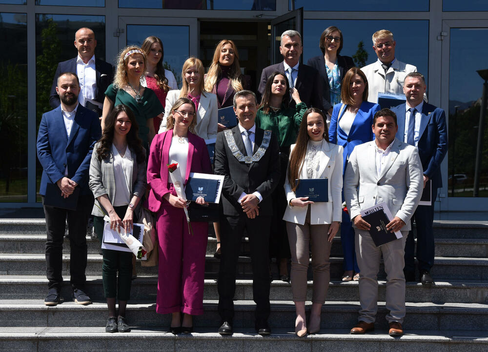 <p>Rektor je uručio i plakete najboljim studentima fakulteta UCG</p>