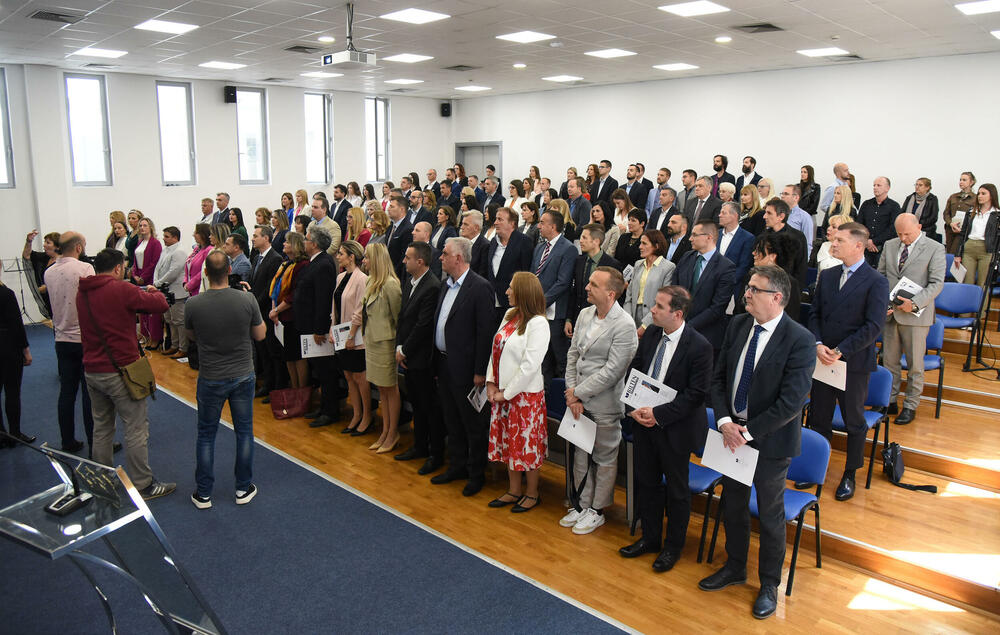 <p>Rektor je uručio i plakete najboljim studentima fakulteta UCG</p>