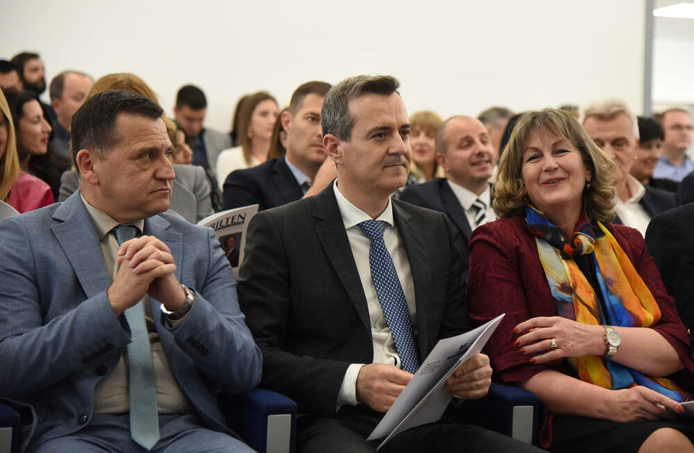 <p>Rektor je uručio i plakete najboljim studentima fakulteta UCG</p>