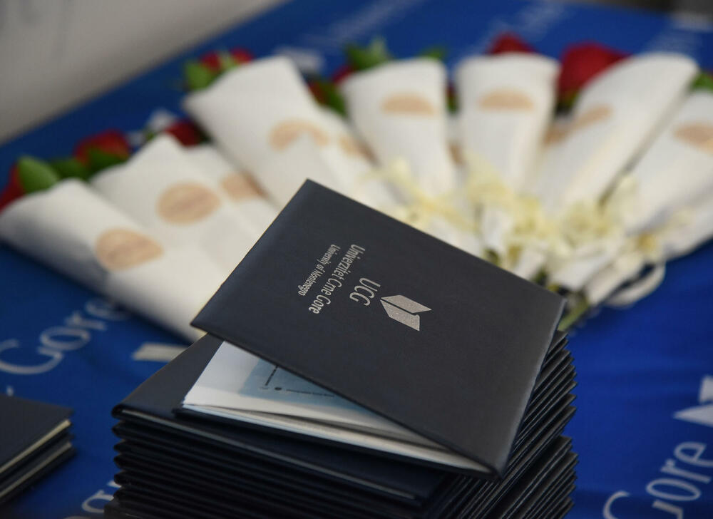 <p>Rektor je uručio i plakete najboljim studentima fakulteta UCG</p>