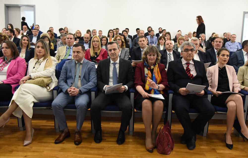 <p>Rektor je uručio i plakete najboljim studentima fakulteta UCG</p>