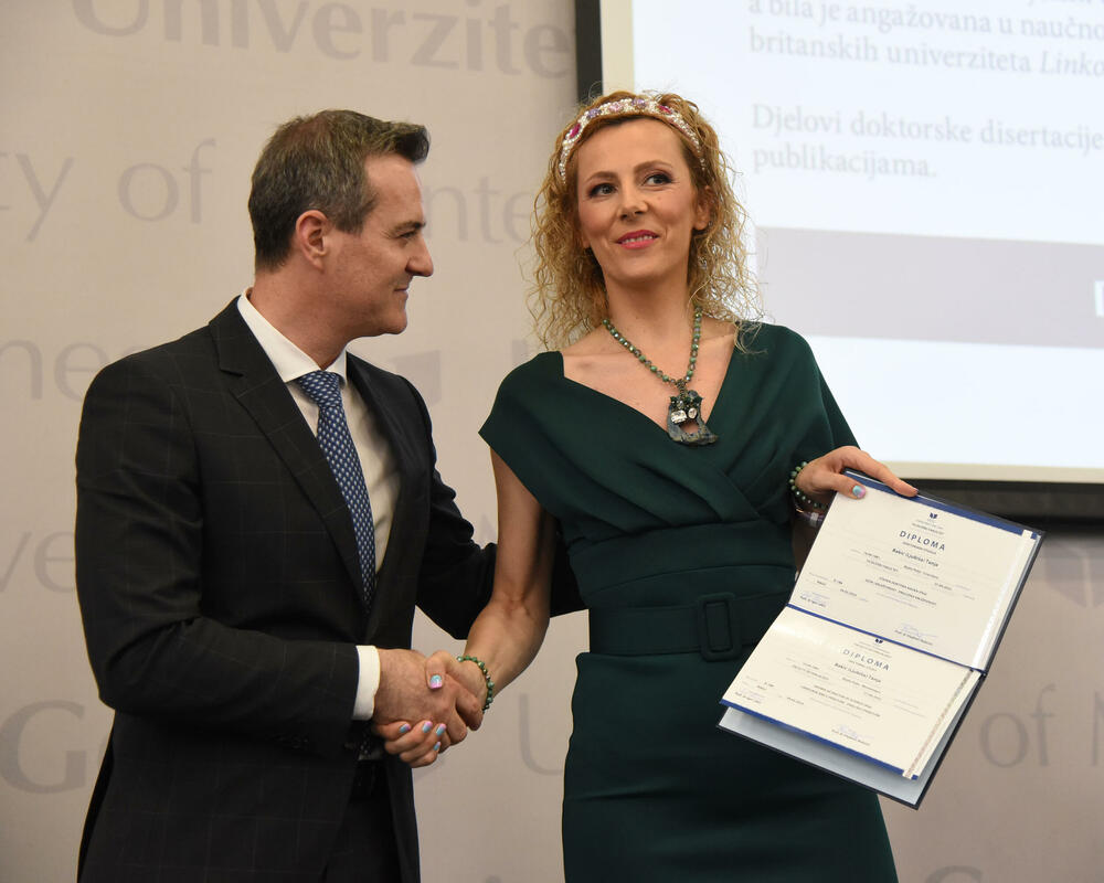 <p>Rektor je uručio i plakete najboljim studentima fakulteta UCG</p>