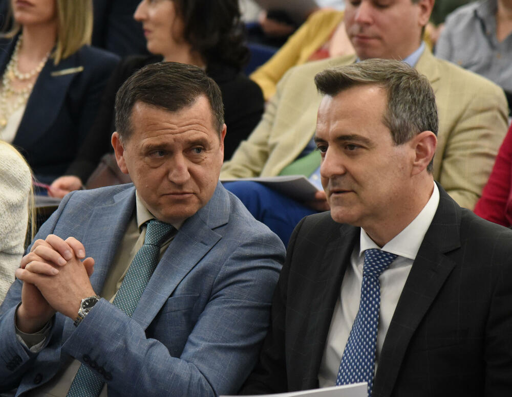 <p>Rektor je uručio i plakete najboljim studentima fakulteta UCG</p>