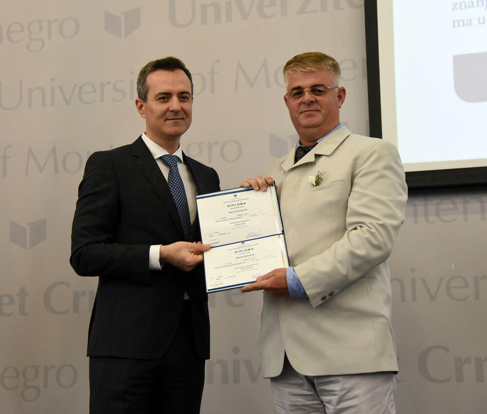 <p>Rektor je uručio i plakete najboljim studentima fakulteta UCG</p>