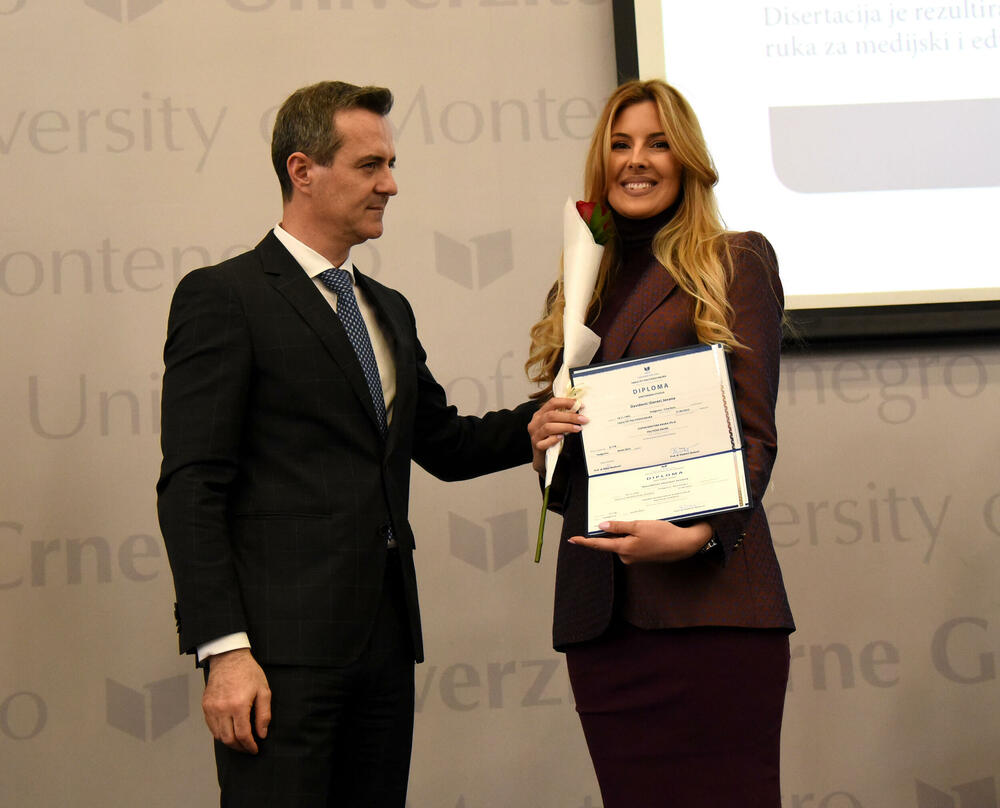 <p>Rektor je uručio i plakete najboljim studentima fakulteta UCG</p>