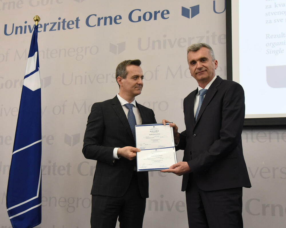 <p>Rektor je uručio i plakete najboljim studentima fakulteta UCG</p>