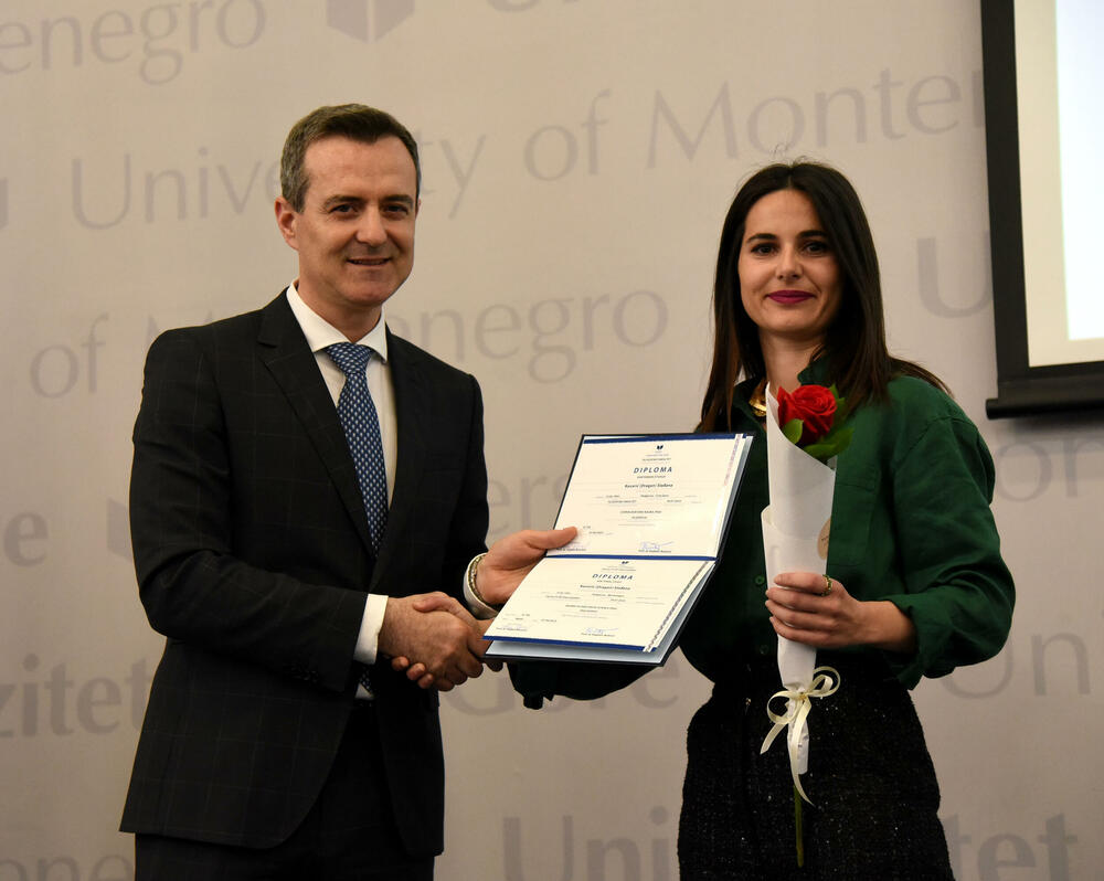 <p>Rektor je uručio i plakete najboljim studentima fakulteta UCG</p>