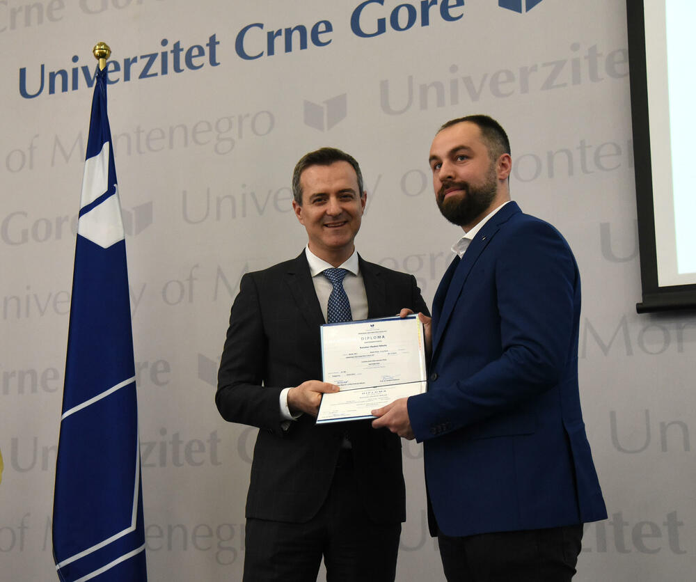 <p>Rektor je uručio i plakete najboljim studentima fakulteta UCG</p>