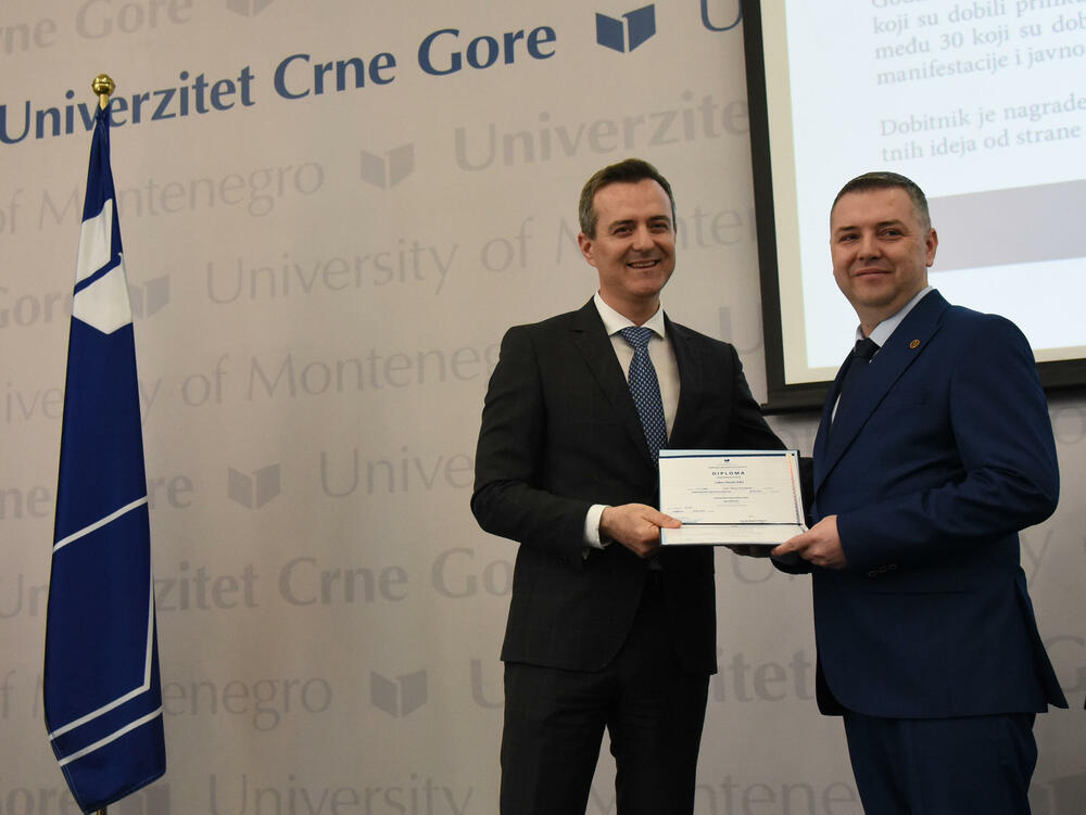 <p>Rektor je uručio i plakete najboljim studentima fakulteta UCG</p>