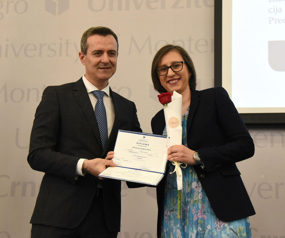 <p>Rektor je uručio i plakete najboljim studentima fakulteta UCG</p>