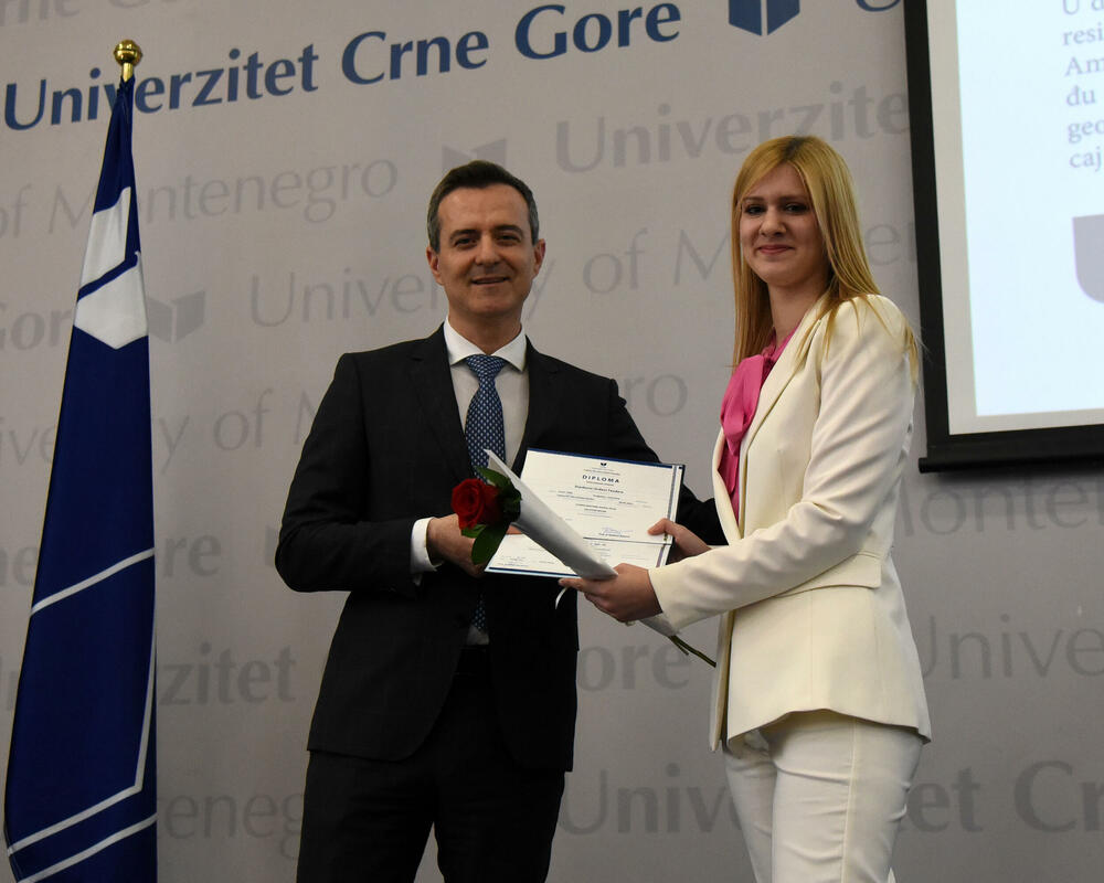 <p>Rektor je uručio i plakete najboljim studentima fakulteta UCG</p>