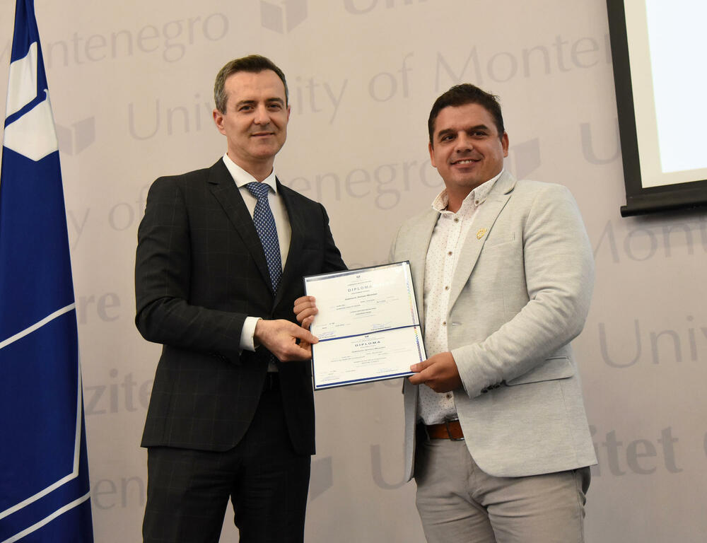 <p>Rektor je uručio i plakete najboljim studentima fakulteta UCG</p>