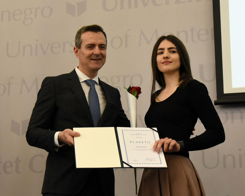 <p>Rektor je uručio i plakete najboljim studentima fakulteta UCG</p>