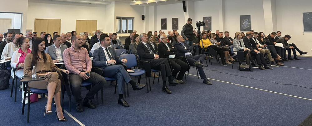 <p>Nakon današnje javne rasprave Lalošević očekuje da će se Nacrt zakona o izmjenama i dopunama Zakona o sportu naći na Vladi u drugoj polovini maja</p>