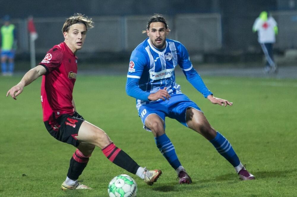 Novica Eraković (plavi dres) u duelu sa Andrejem Bajovićem iz Dečića, Foto: FSCG