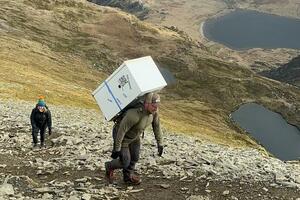 Velika Britanija: Jedan nosi frižider na tri planine, drugi...