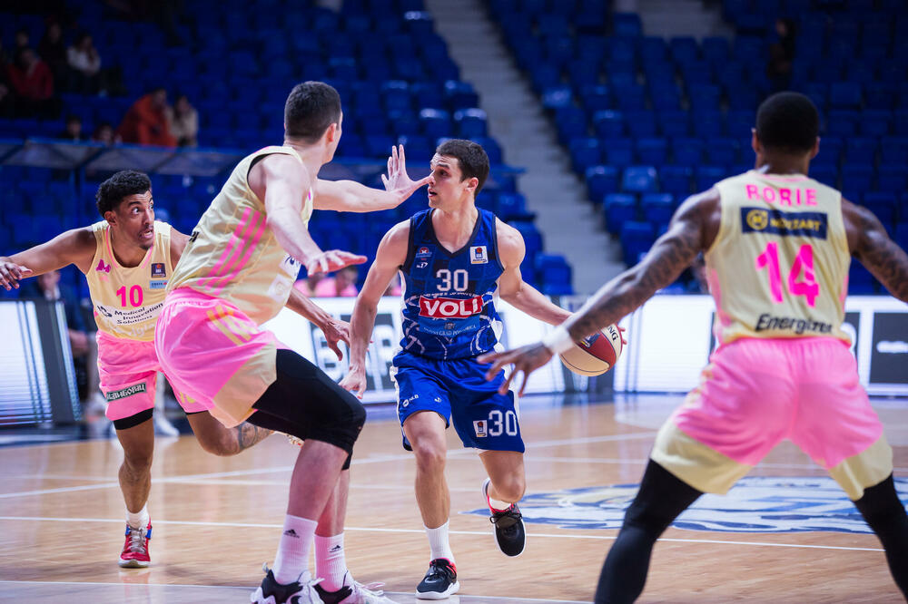 Upozorava na tranziciju, brzinu i energiju rivala: Petar Popović na ligaškoj utakmici sa Megom u “Morači”, Foto: kk budućnost voli / filip roganović