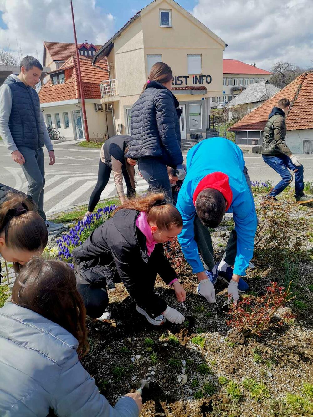 <p>"Na taj način smo obilježili i Dan planete Zemlje. Inače, određeni broj časova predviđen je za saradnju saradnju sa lokalnom zajednicom. Naši učenici se uvijek rado uključe u ovakve akcije i rado volontiraju" kaže Dulović</p>