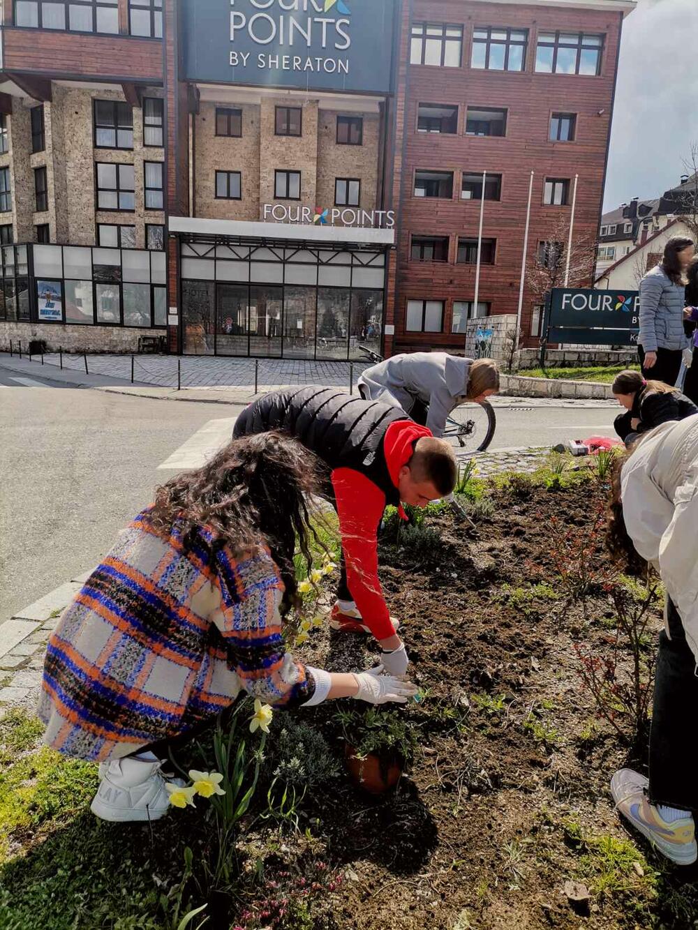 <p>"Na taj način smo obilježili i Dan planete Zemlje. Inače, određeni broj časova predviđen je za saradnju saradnju sa lokalnom zajednicom. Naši učenici se uvijek rado uključe u ovakve akcije i rado volontiraju" kaže Dulović</p>